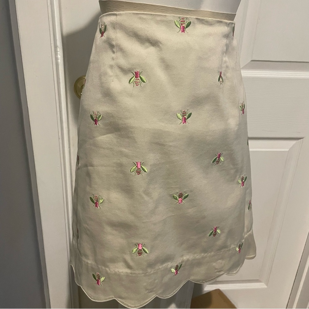 Lilly Pulitzer Beige Scallop Hem Cotton Skirt With Bumble Bees….S/4